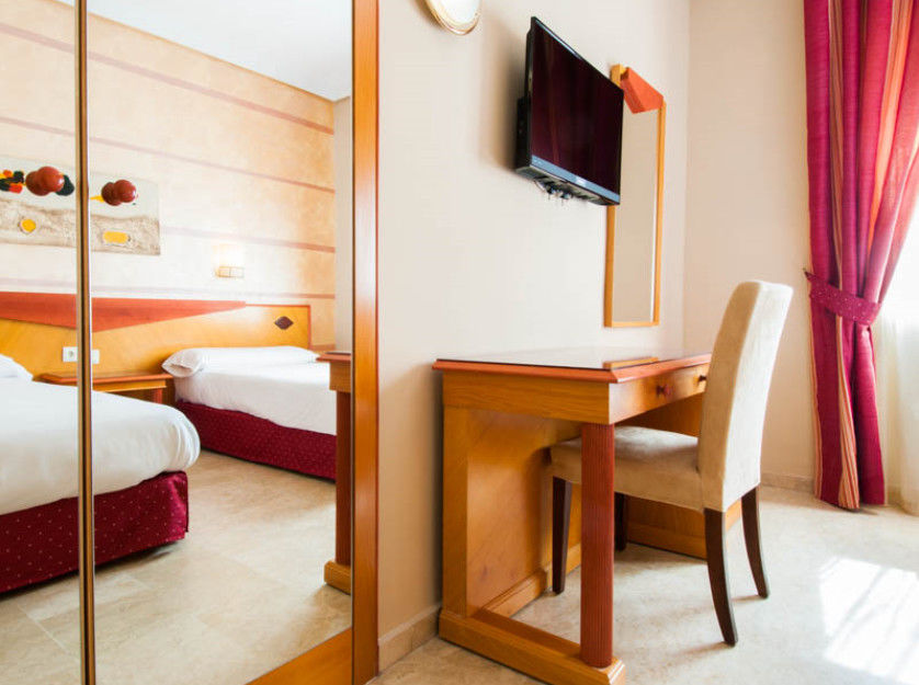 Hotel Del Val - Parking Gratuito Andújar Eksteriør billede